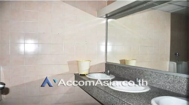 5  Office Space For Rent in Silom ,Bangkok BTS Surasak at Vorawat Building AA10944